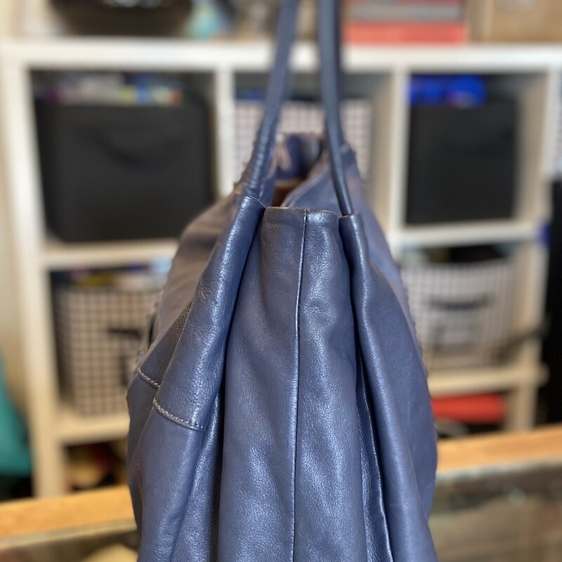 Blue Leather Purse<br />
Blue<br />
Size: R $280