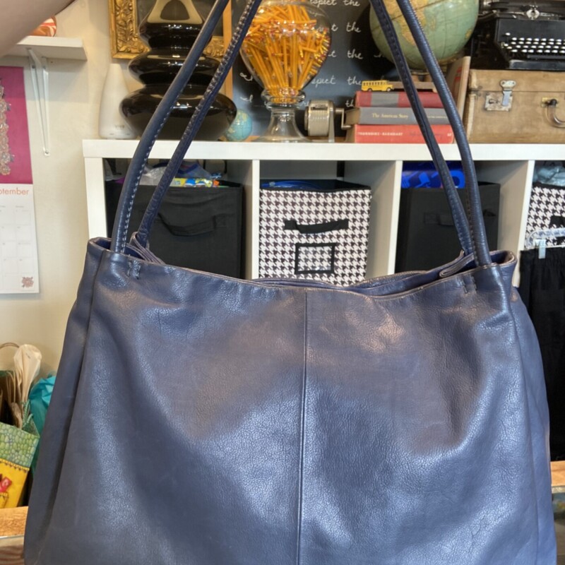 Blue Leather Purse<br />
Blue<br />
Size: R $280