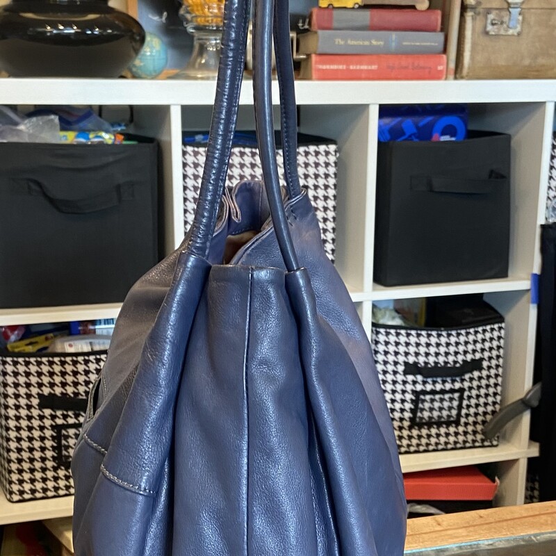 Blue Leather Purse<br />
Blue<br />
Size: R $280