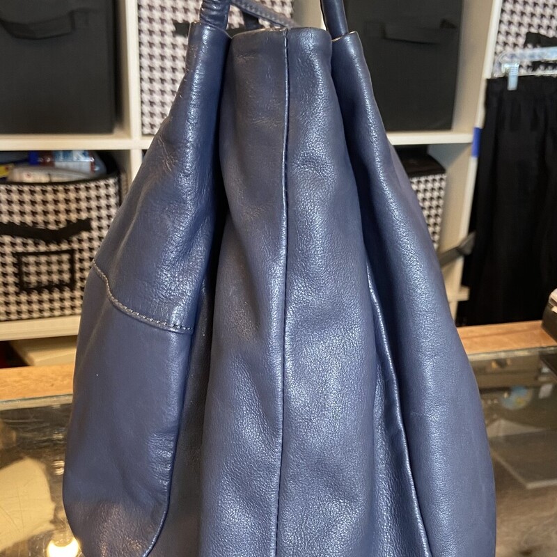 Blue Leather Purse<br />
Blue<br />
Size: R $280