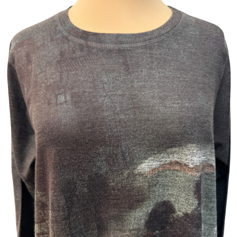 Inoah Tunic Top<br />
Dark Gray with a couple walking in the rain<br />
Size: Medium