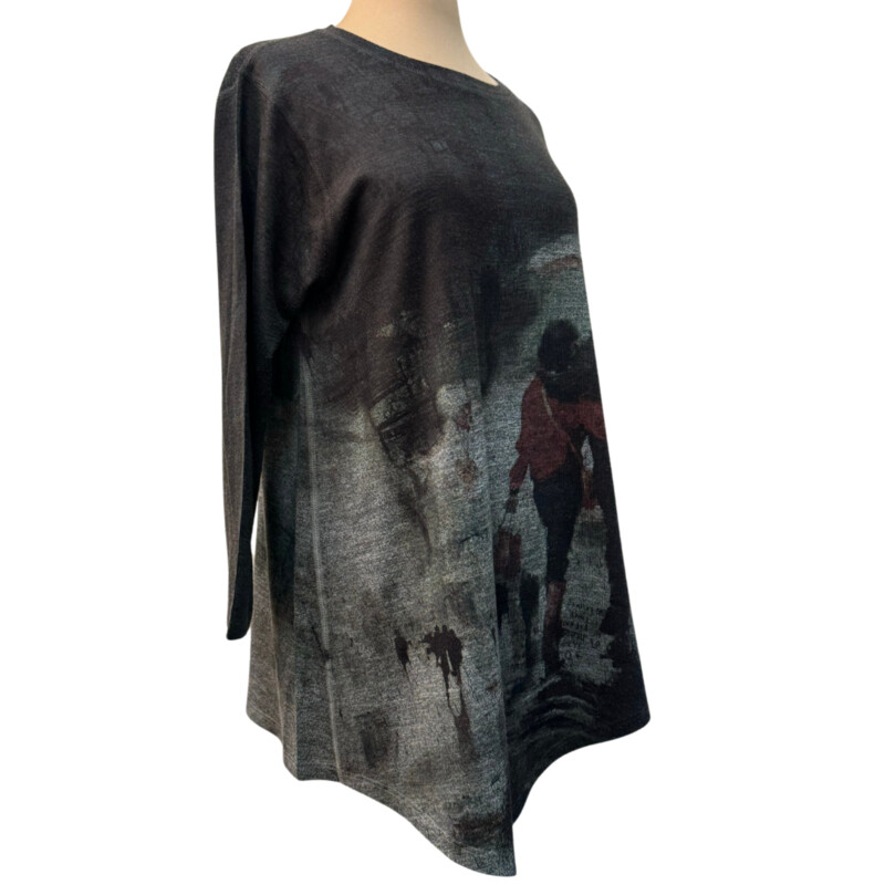 Inoah Tunic Top<br />
Dark Gray with a couple walking in the rain<br />
Size: Medium