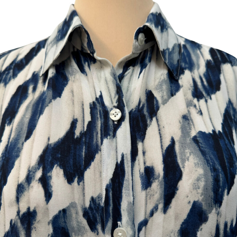 CAbi Moody Blues Blouse<br />
Colors: Cream, Navy, and Gray<br />
Size: Medium