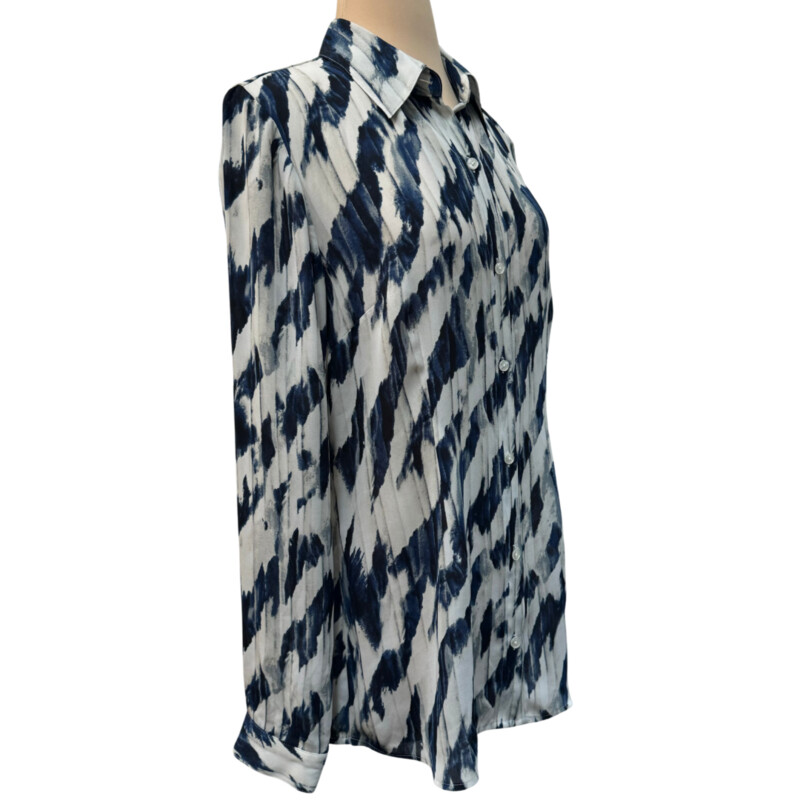 CAbi Moody Blues Blouse<br />
Colors: Cream, Navy, and Gray<br />
Size: Medium