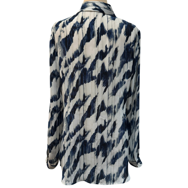 CAbi Moody Blues Blouse<br />
Colors: Cream, Navy, and Gray<br />
Size: Medium