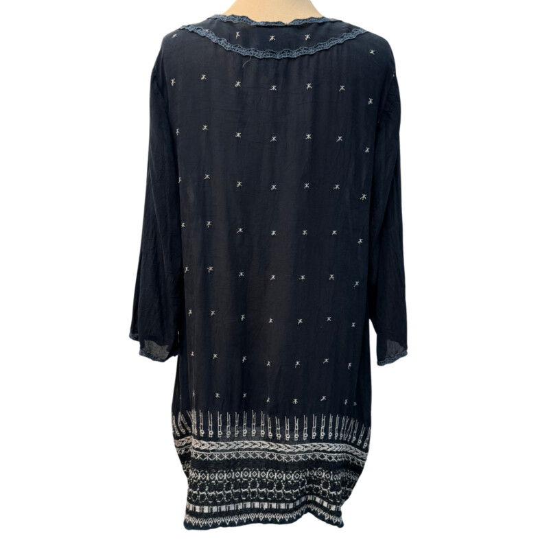 Johnny Was Embroidered Tunic Top
100% Cupra Rayon
Colors: Midnight, Storm Blue, Grey, Cream
Size: Medium