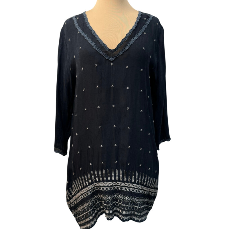 Johnny Was Embroidered Tunic Top<br />
100% Cupra Rayon<br />
Colors: Midnight, Storm Blue, Grey, Cream<br />
Size: Medium