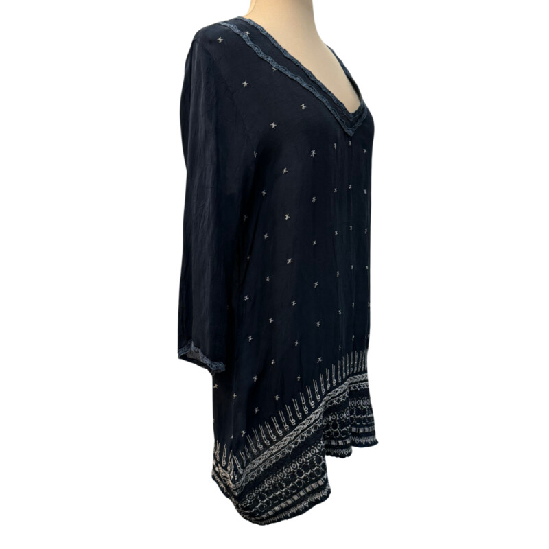 Johnny Was Embroidered Tunic Top<br />
100% Cupra Rayon<br />
Colors: Midnight, Storm Blue, Grey, Cream<br />
Size: Medium