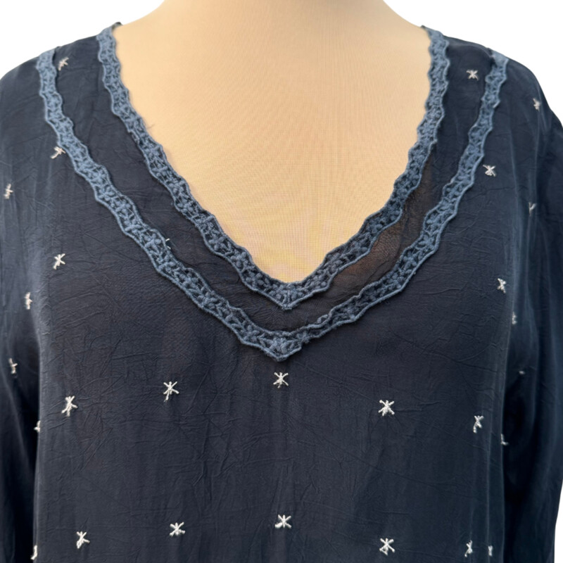 Johnny Was Embroidered Tunic Top<br />
100% Cupra Rayon<br />
Colors: Midnight, Storm Blue, Grey, Cream<br />
Size: Medium