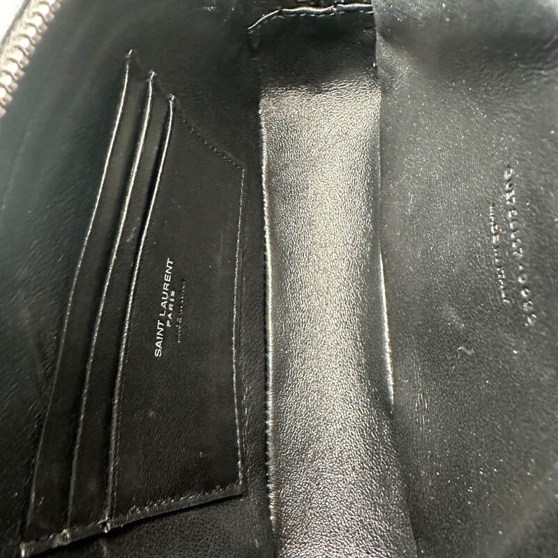 Lou Mini YSL Camera Bag in Spazzolato Leather<br />
Saint Laurent Lou shoulder bag in faux leather (polyurethane)<br />
Features signature YSL logo lettering<br />
Chain shoulder strap<br />
Silver-tone hardware<br />
Zip top closure<br />
Interior, three card slots<br />
Approx. 7.9H x 11W x 3.3D<br />
Made in Italy<br />
Condition: Like New, Comes With box and bag<br />
Code: GUE56837.0623