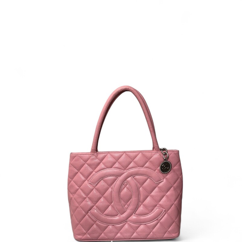 Chanel Medallion Tote
 Pink
Size: OS

Code: 10045106