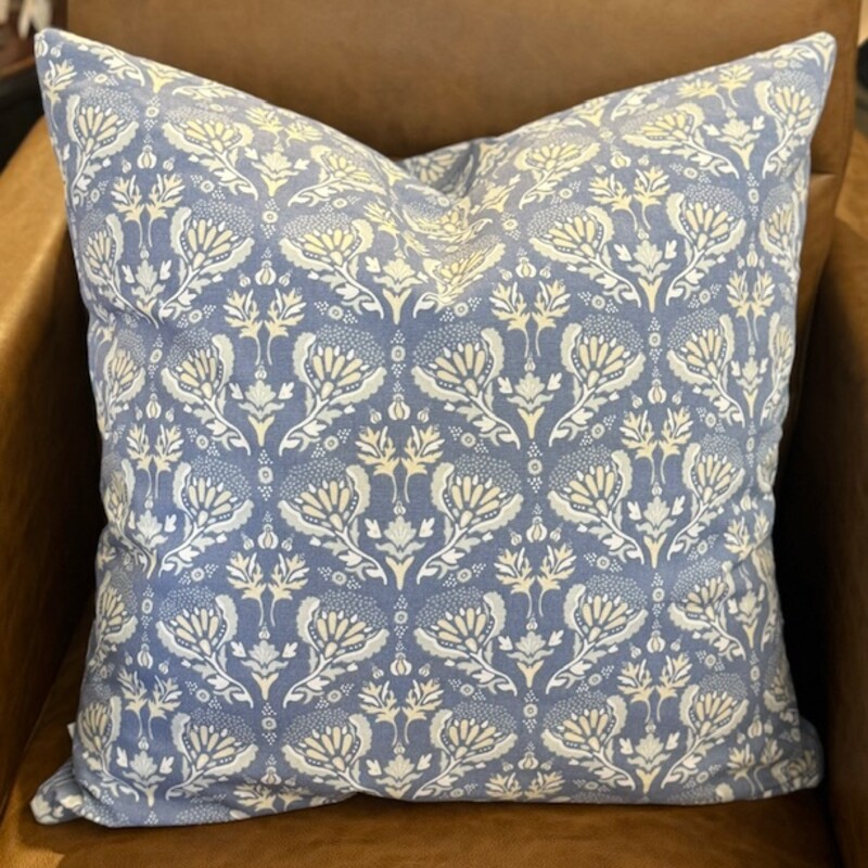 Leafy Scroll Down Pillow
Blue White
Size: 21x21W