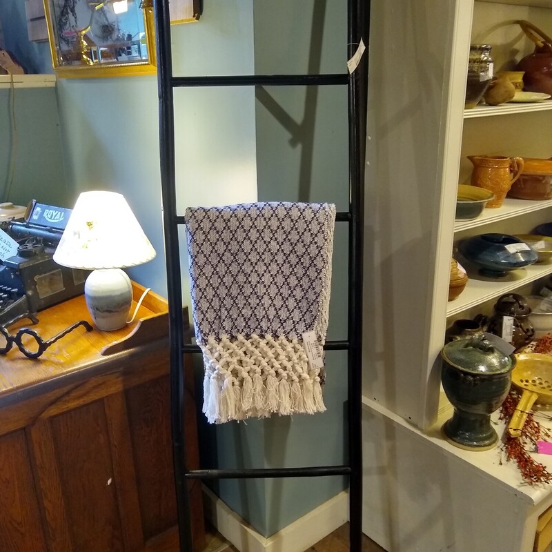 Black Decorative Ladder

Black ladder shelf great for displaying blankets or linens.

Size: 17 in wide X 67 in tall