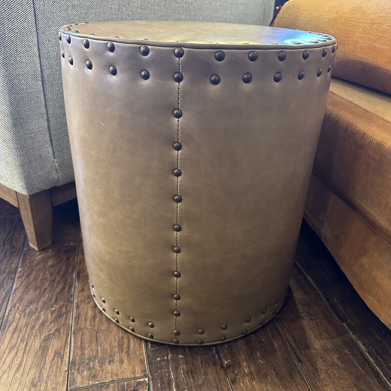 Lee Industries Leather Stool - Brass Nailhead Trim

Size: 20Tx17R