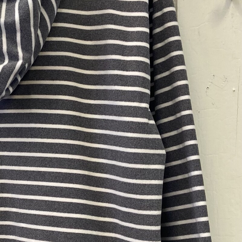 NWT Gy/W Stripe Fleece<br />
Gry/w<br />
Size: 3X