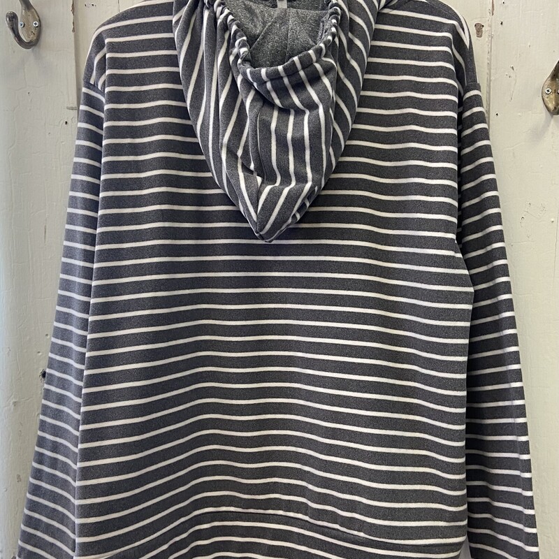 NWT Gy/W Stripe Fleece<br />
Gry/w<br />
Size: 3X