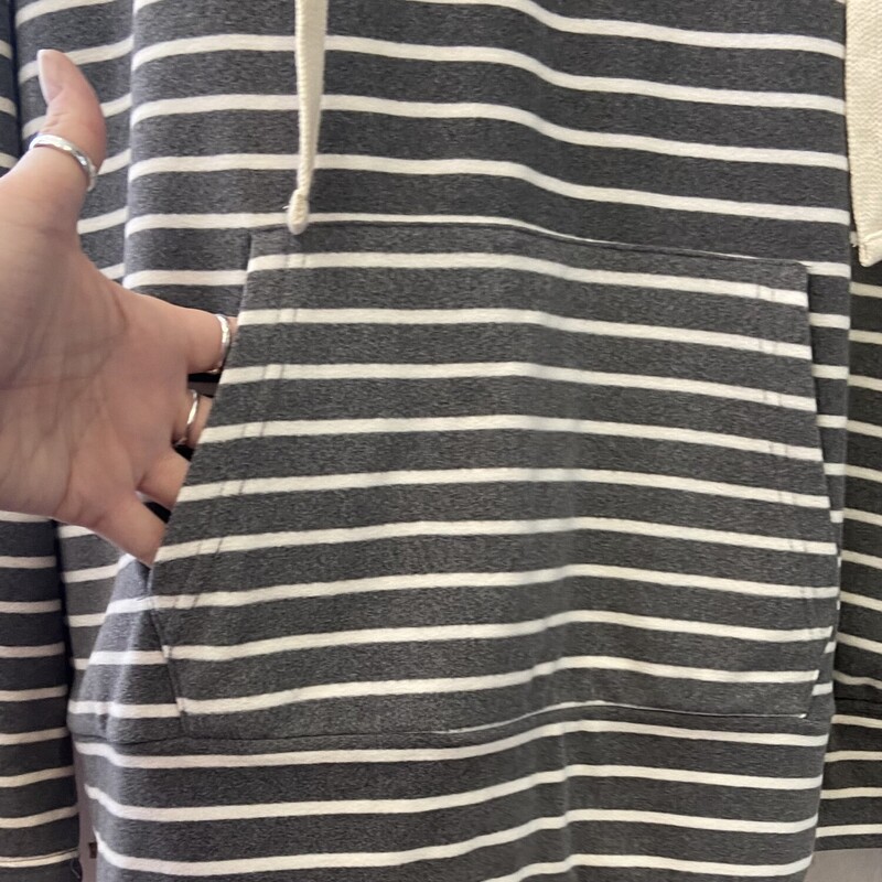 NWT Gy/W Stripe Fleece<br />
Gry/w<br />
Size: 3X