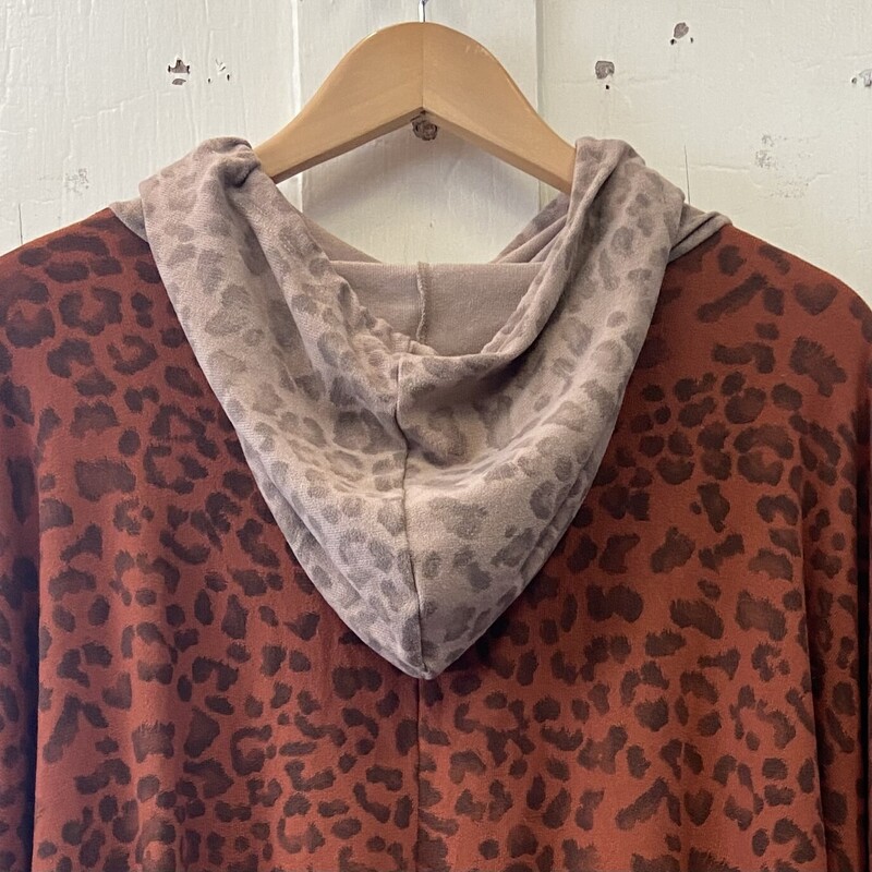 Org/tan Leopard Top<br />
Org/tan<br />
Size: M/L