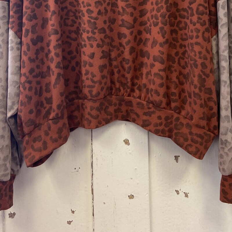 Org/tan Leopard Top<br />
Org/tan<br />
Size: M/L