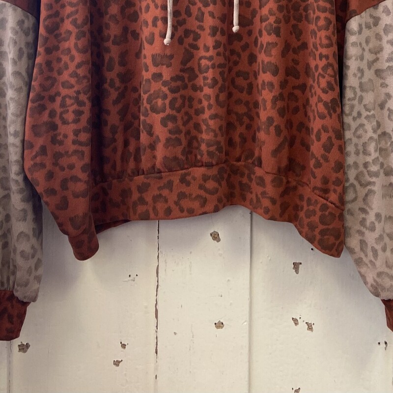 Org/tan Leopard Top<br />
Org/tan<br />
Size: M/L