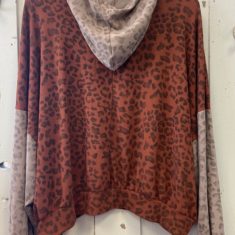 Org/tan Leopard Top<br />
Org/tan<br />
Size: M/L