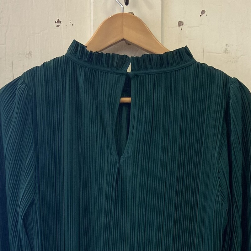 Grn Rib Ruffle Blouse<br />
Green<br />
Size: M R $86