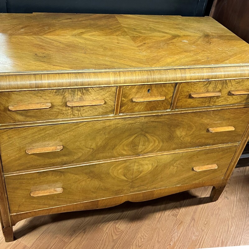 Antique Dresser
44in wide x 22in deep x 31in tall