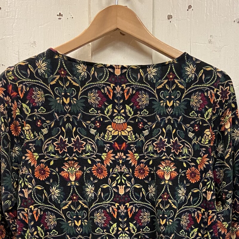 Bk/og/gr Floral Top<br />
Bk/Org/G<br />
Size: Large