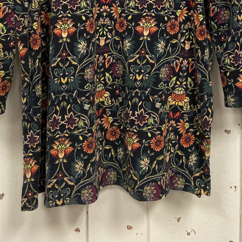 Bk/og/gr Floral Top<br />
Bk/Org/G<br />
Size: Large