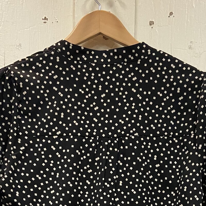 Blk/wt Chck Ruff Blouse<br />
Blk/wht<br />
Size: Medium