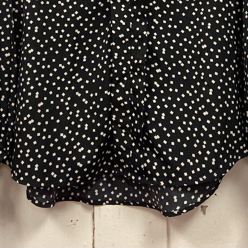 Blk/wt Chck Ruff Blouse<br />
Blk/wht<br />
Size: Medium