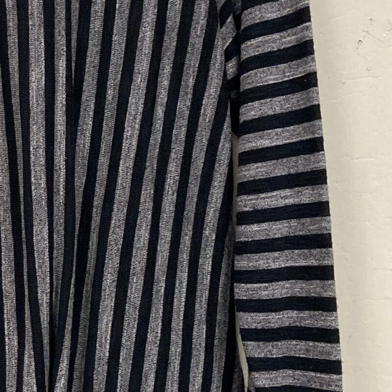 Gry/bk Stripe Cowl Tunic<br />
Gry/blk<br />
Size: Large