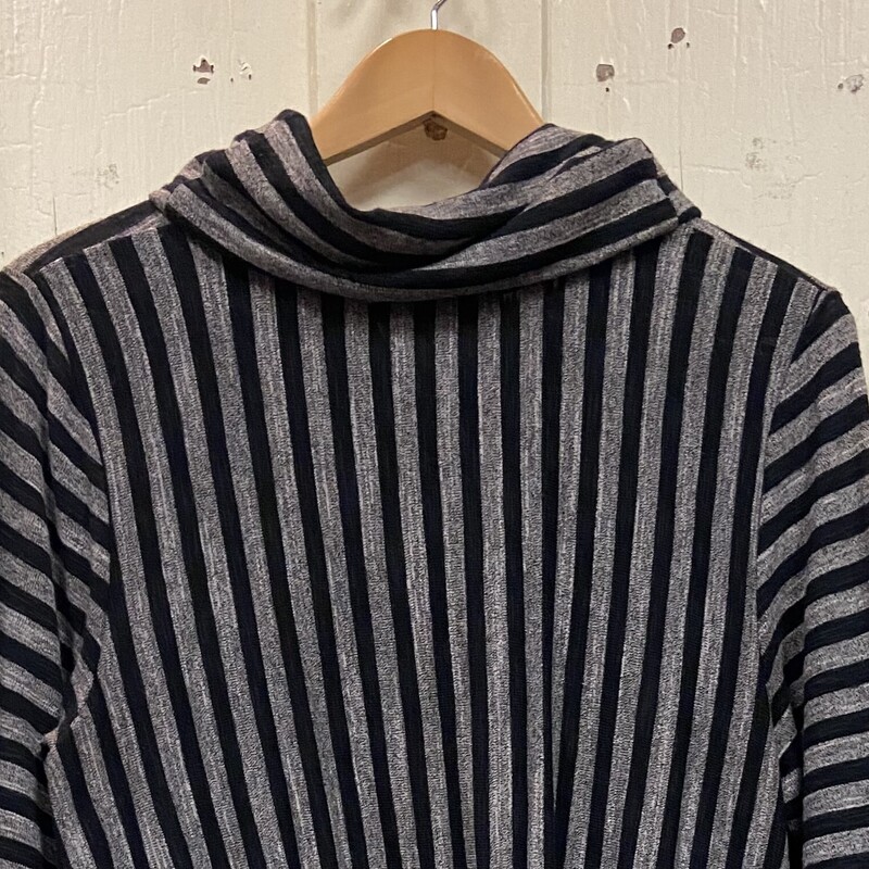 Gry/bk Stripe Cowl Tunic<br />
Gry/blk<br />
Size: Large