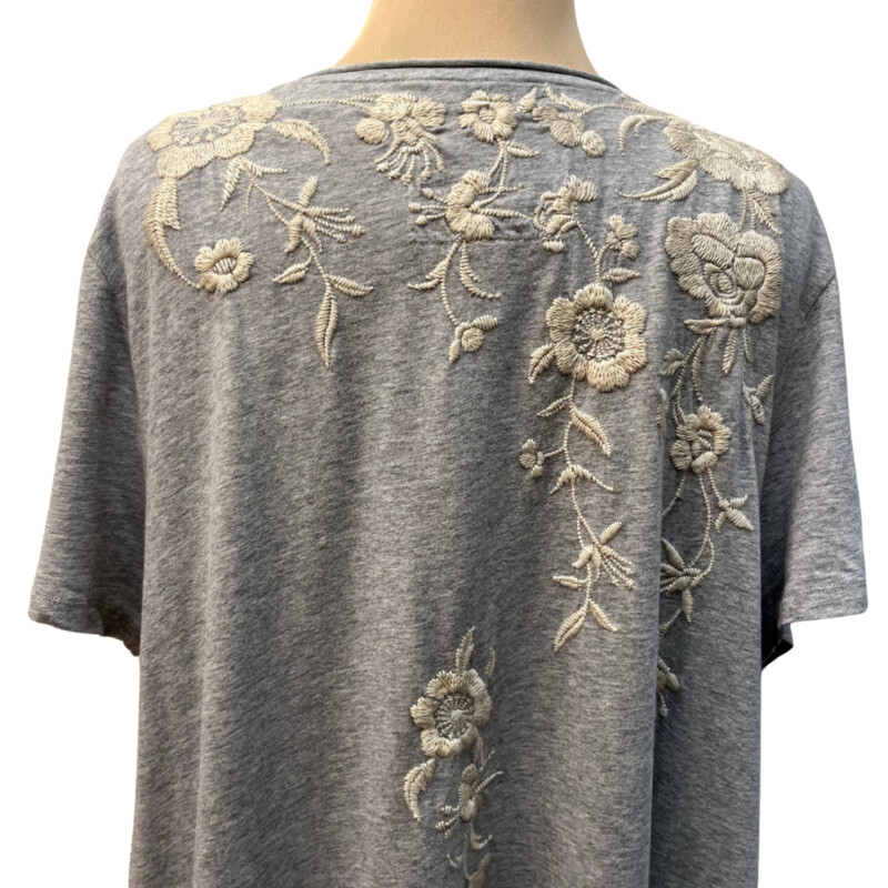 Johnny Was Embroidered Dress<br />
100% Cotton<br />
Color: Gray with Cream Flowers<br />
Size: XLarge