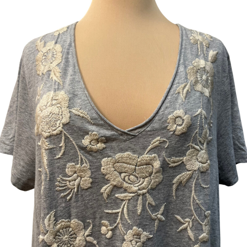 Johnny Was Embroidered Dress<br />
100% Cotton<br />
Color: Gray with Cream Flowers<br />
Size: XLarge