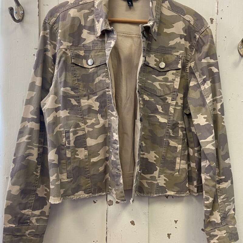 Tan/grn Camo Jacket<br />
Tan/grn<br />
Size: XL