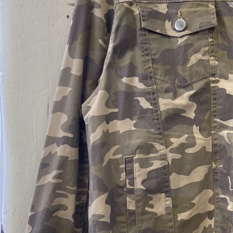 Tan/grn Camo Jacket<br />
Tan/grn<br />
Size: XL