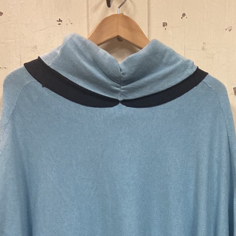 Blu/nvy Cowl Poncho<br />
Blu/nvy,<br />
Size: L/XL