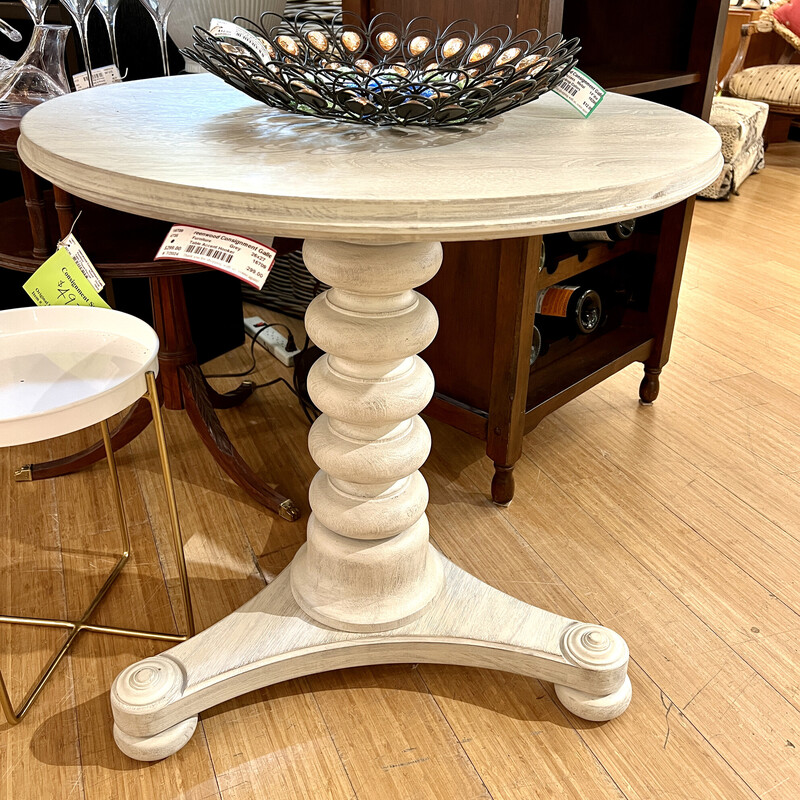 Hooker accent table
Size: 26x27