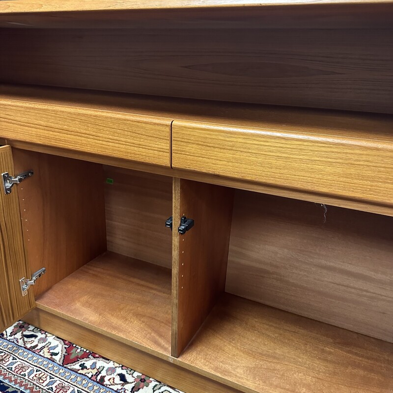 Mid Century Modern Teak Sideboard, Vintage<br />
Size: 75x18x38