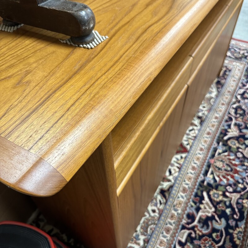 Mid Century Modern Teak Sideboard, Vintage<br />
Size: 75x18x38