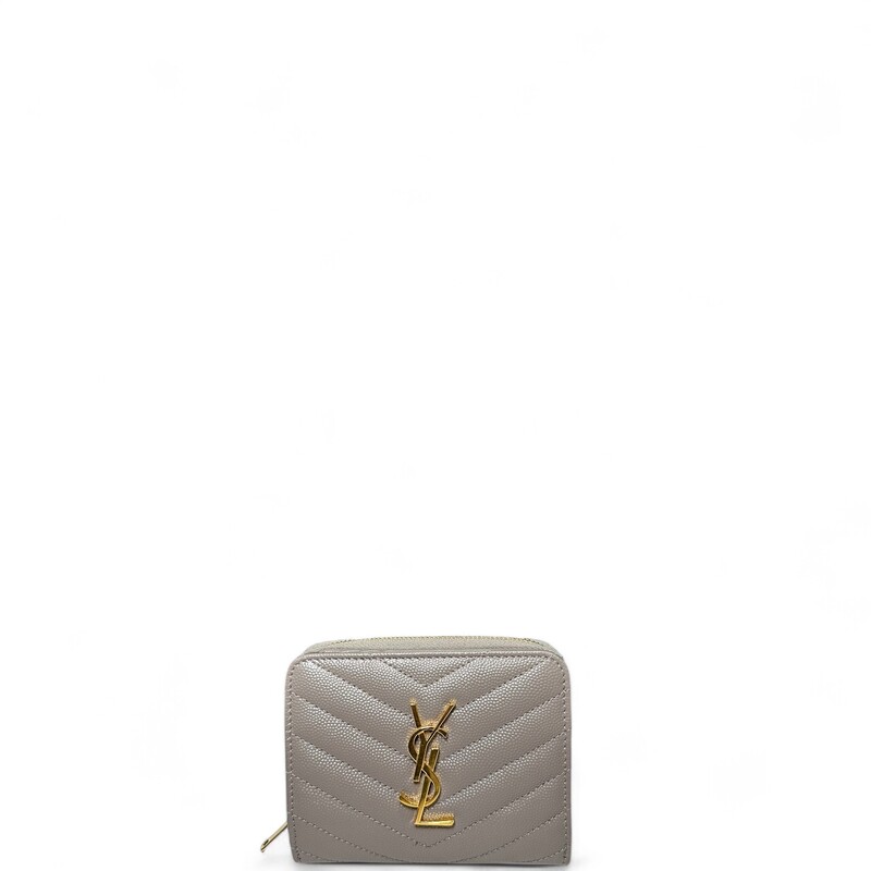 Saint Laurent Compact Wallet
Gold Tone Hardware
Snap closure
Includes box and bag
Code: BND668288.021