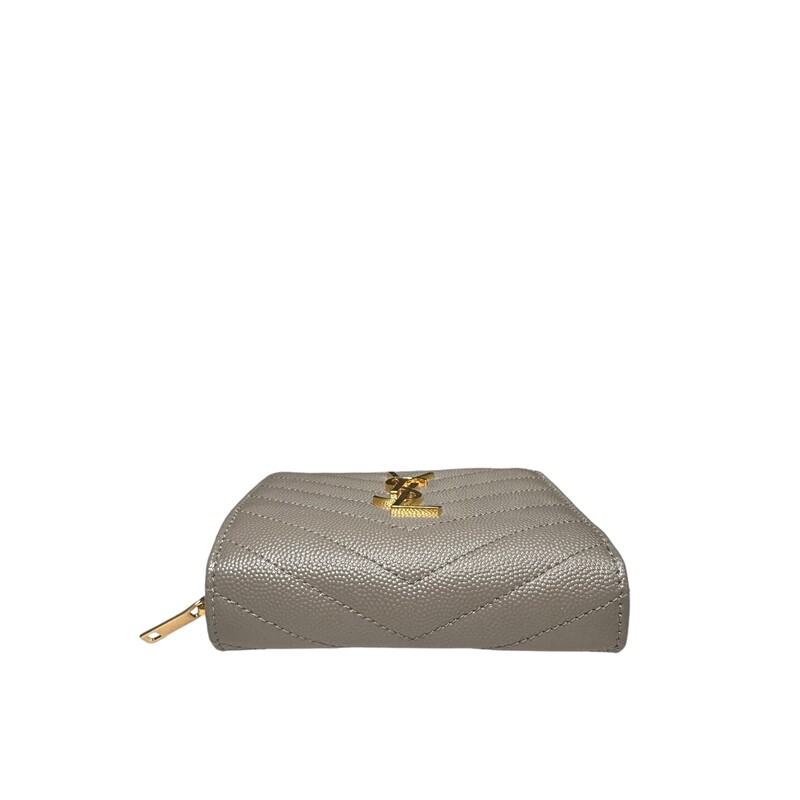 Saint Laurent Compact Wallet
Gold Tone Hardware
Snap closure
Includes box and bag
Code: BND668288.021