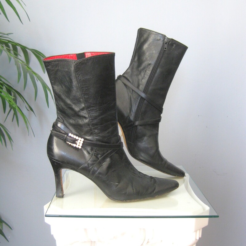 Beverly Leather Half, Black, Size: 9
This is a pair of wickedly glamourous high heeled leather boots in black leather with red leather lining.  They're by Beverly Feldman.  Very high quality.
They have side zippers and a leather strap decorated with a rhinestone buckle.
marked size 9, which is my size and they fit me well.
The heel is 3.5

The boots are used. They  are in good to very good used condition, here are the things I've noticed:
The pointy toes have some damage
There is a marked at the top of the shaft of one boot.
One of the rhinestone buckles is missing a stone
The heels have some wear and possibly water damage.
Please see all of my photos before purchasing.
Happy to quickly respond to any questions.
Priced accordingly

Thanks for looking!
#79150