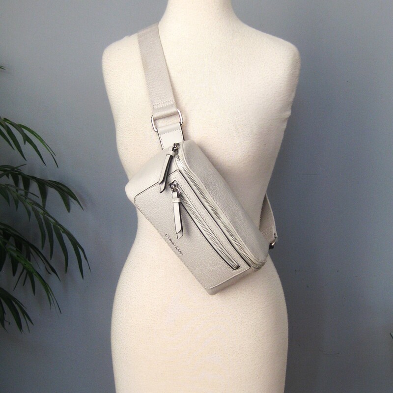 Calvin Klein Waist, Gray, Size: N
Sleek, chic and secure.
Calvin Klein bag that can be worn as a belt bag or (better) as a sling. The strap is quite long, too long for me to wear it at my waist, my waist is about 30
It has a wide web adjustable strap with a heavy duty clasp.
One zipper pocket on the outside and one on the inside.
9 wide
4.25 high
3 deep

perfect, like new condition.
thanks for looking!
#79086