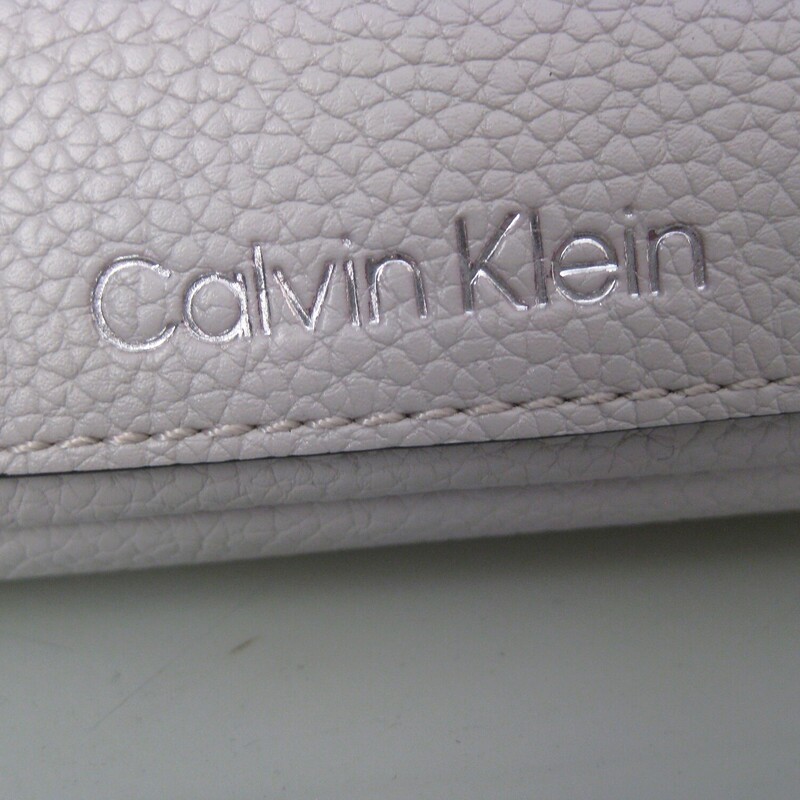 Calvin Klein Waist, Gray, Size: N<br />
Sleek, chic and secure.<br />
Calvin Klein bag that can be worn as a belt bag or (better) as a sling. The strap is quite long, too long for me to wear it at my waist, my waist is about 30<br />
It has a wide web adjustable strap with a heavy duty clasp.<br />
One zipper pocket on the outside and one on the inside.<br />
9 wide<br />
4.25 high<br />
3 deep<br />
<br />
perfect, like new condition.<br />
thanks for looking!<br />
#79086