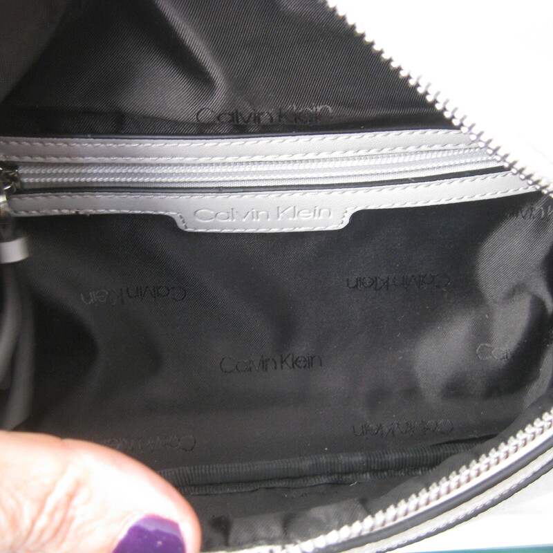 Calvin Klein Waist, Gray, Size: N<br />
Sleek, chic and secure.<br />
Calvin Klein bag that can be worn as a belt bag or (better) as a sling. The strap is quite long, too long for me to wear it at my waist, my waist is about 30<br />
It has a wide web adjustable strap with a heavy duty clasp.<br />
One zipper pocket on the outside and one on the inside.<br />
9 wide<br />
4.25 high<br />
3 deep<br />
<br />
perfect, like new condition.<br />
thanks for looking!<br />
#79086