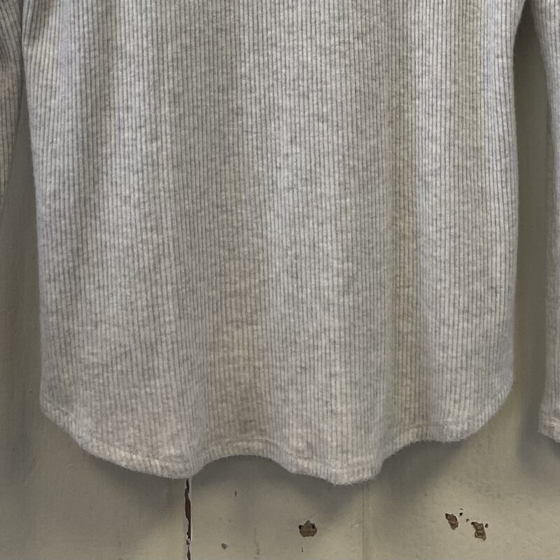 Lt Gry Ribbed Top<br />
Lt Grey<br />
Size: XL