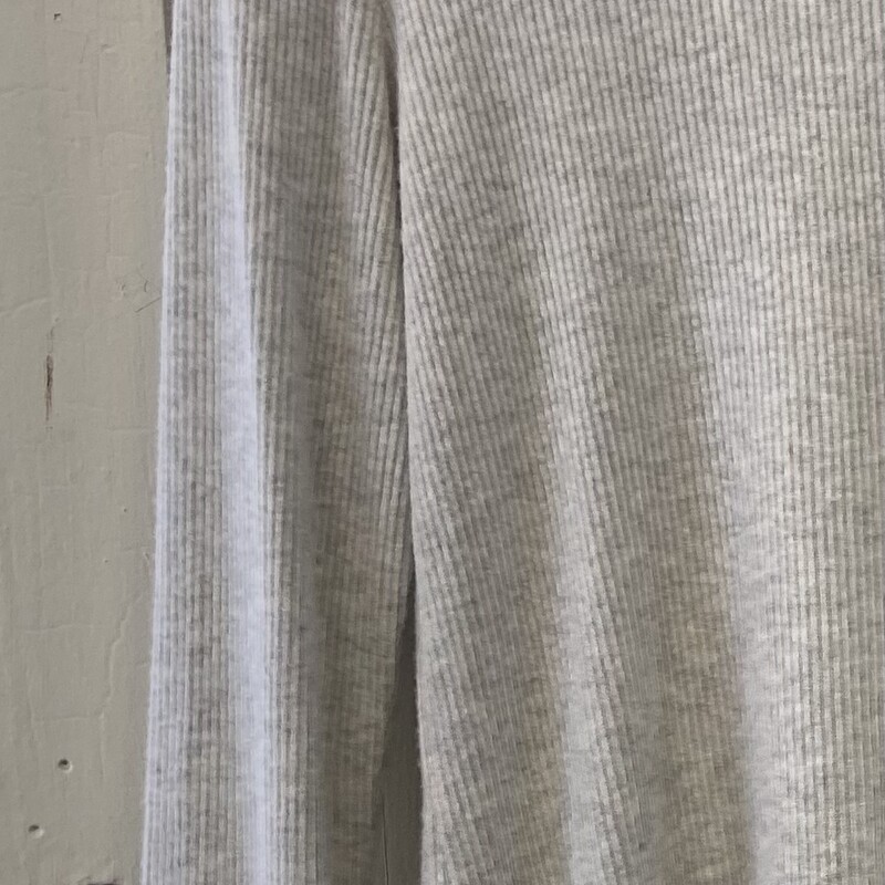 Lt Gry Ribbed Top<br />
Lt Grey<br />
Size: XL