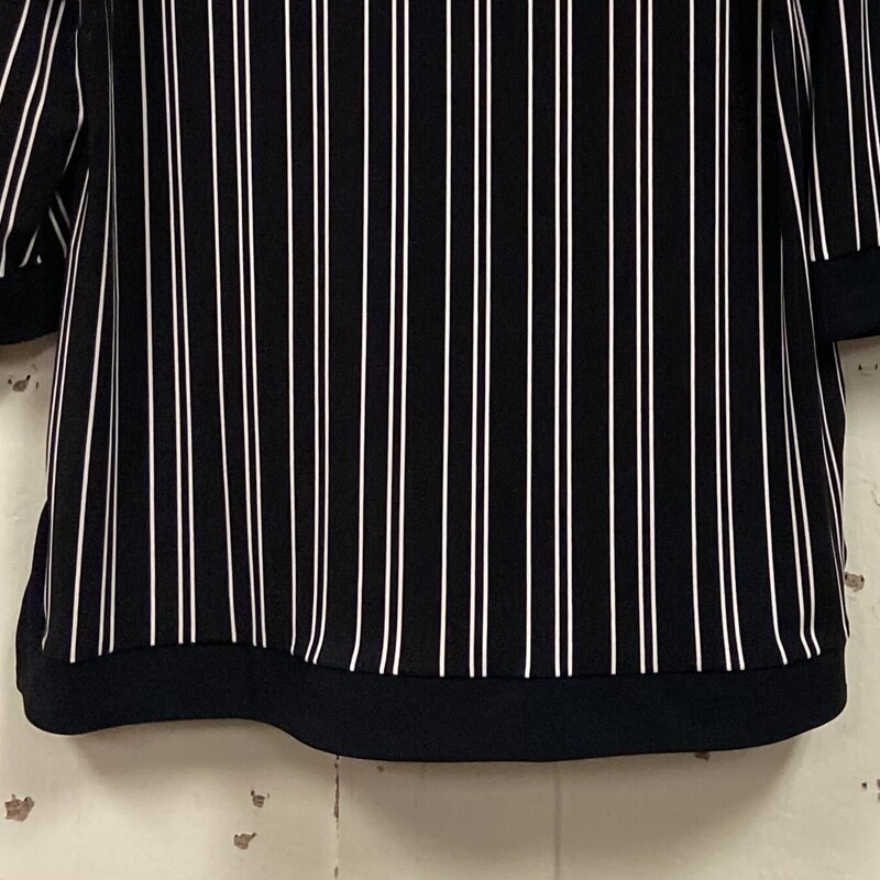 Blk/wht Stripe Top
Blk/wht
Size: Large